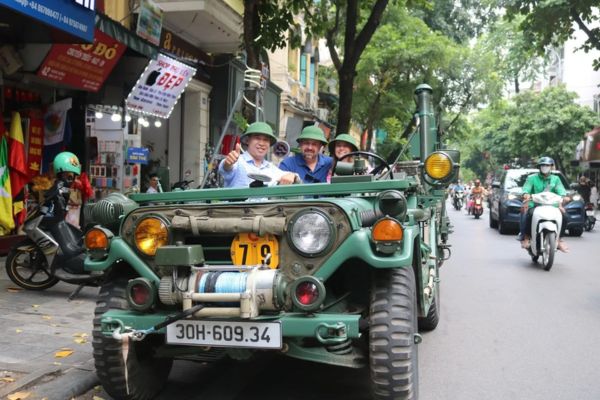 À la découverte de Hanoi en Jeep & Moto Minsk soviétique
